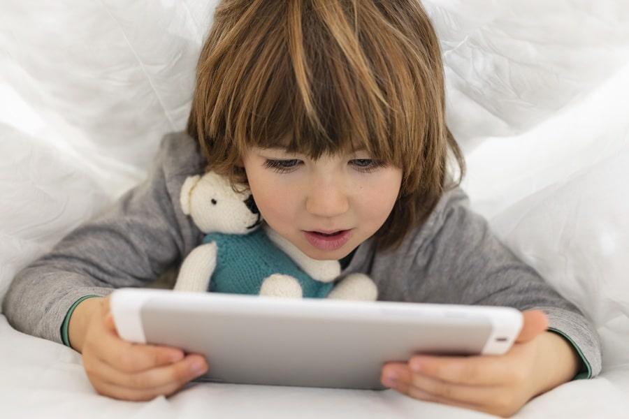 maly-chlopiec-za-pomoca-tabletu-min