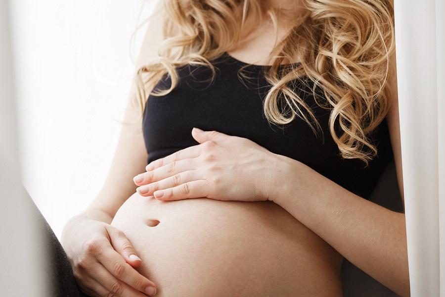 zamyka-w-gore-szczegolu-mlodej-blondynki-ciezarna-matka-w-czarnym-stroju-obsiadaniu-na-nadokiennym-parapecie-w-sypialni-dotykajacy-brzucha-z-szczesliwym-wyrazeniem-i-patrzejacy (1)